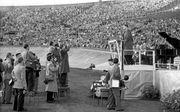 Billy Graham spreekt in een stadion een menigte toe. beeld ANP