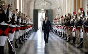 De Franse president Macron maakt zijn entree in Paleis Versailles. beeld ANP