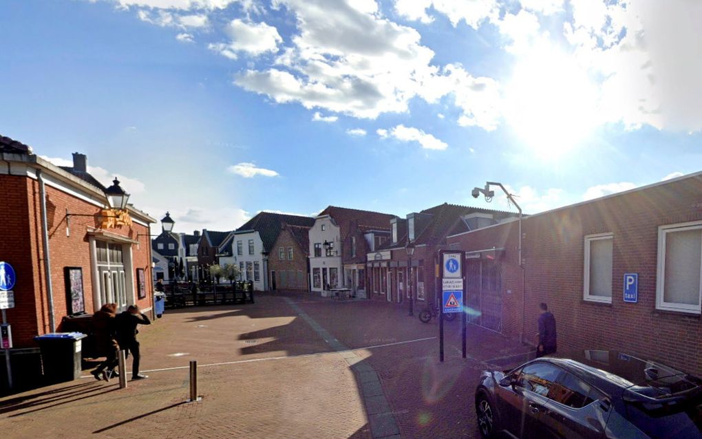 De Ark in Spijkenisse (r.). Het voetgangersgebied begint direct voor de ingang van de kerk – met aan de muur de camera. beeld Google Street View