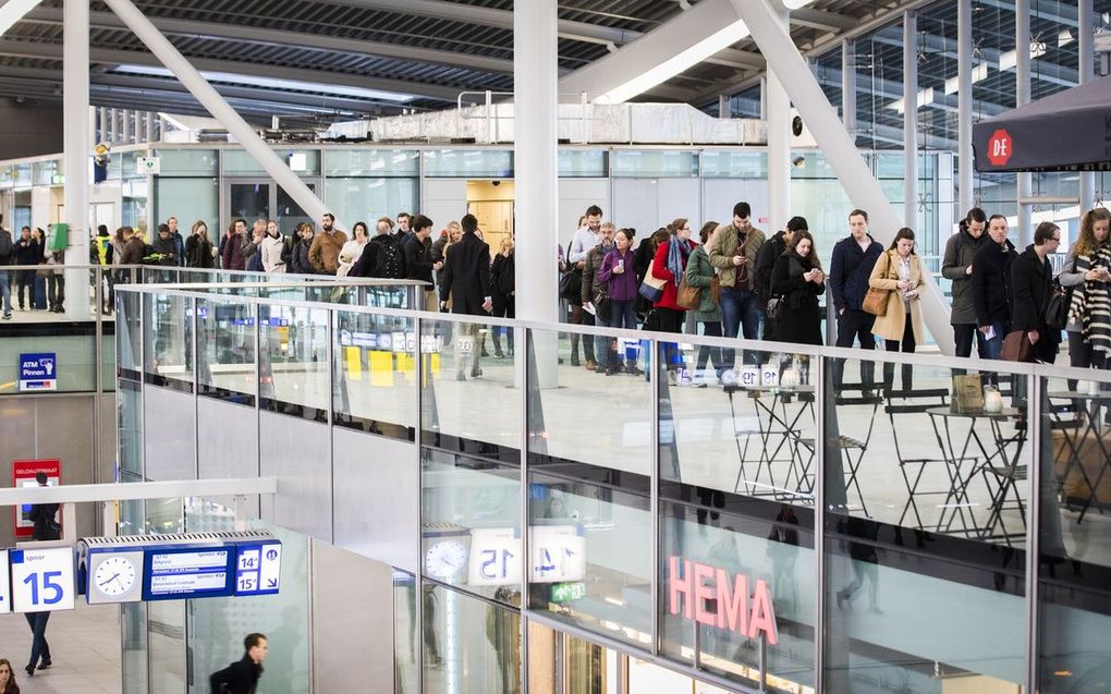 Vroege stemmers op station Utrecht Centraal voor de Tweede Kamerverkiezingen. beeld ANP, JEROEN JUMELET