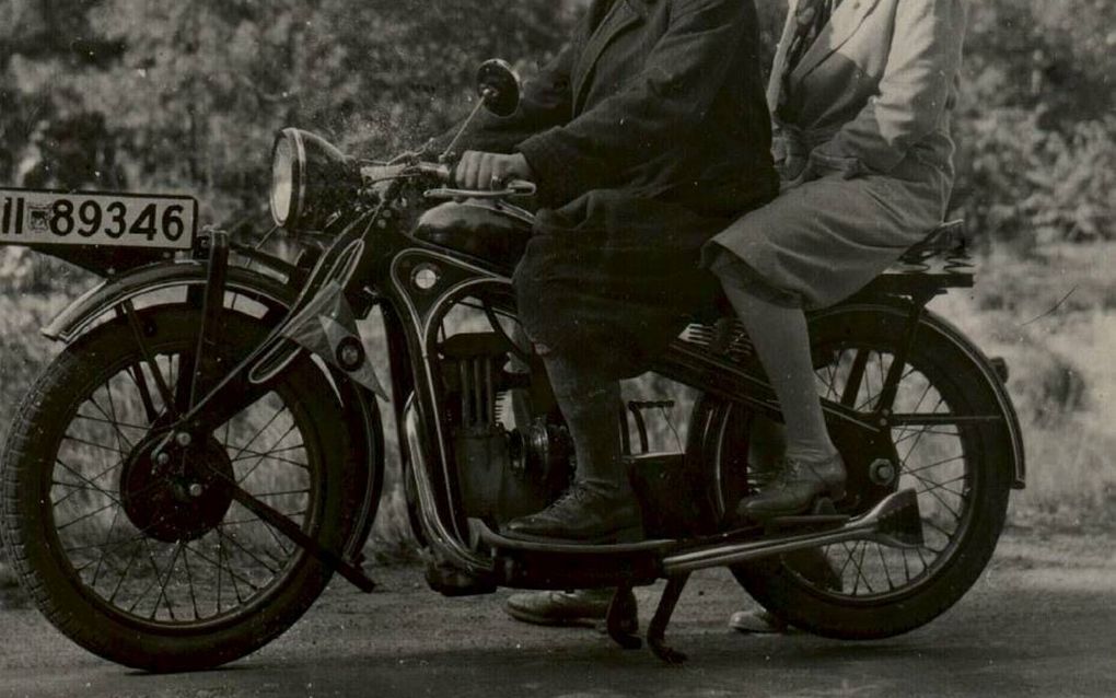 Hellmuth en Hilde op de motorfiets, ca. 1930. beeld uit De Wintertuin, Jan Konst