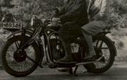 Hellmuth en Hilde op de motorfiets, ca. 1930. beeld uit De Wintertuin, Jan Konst