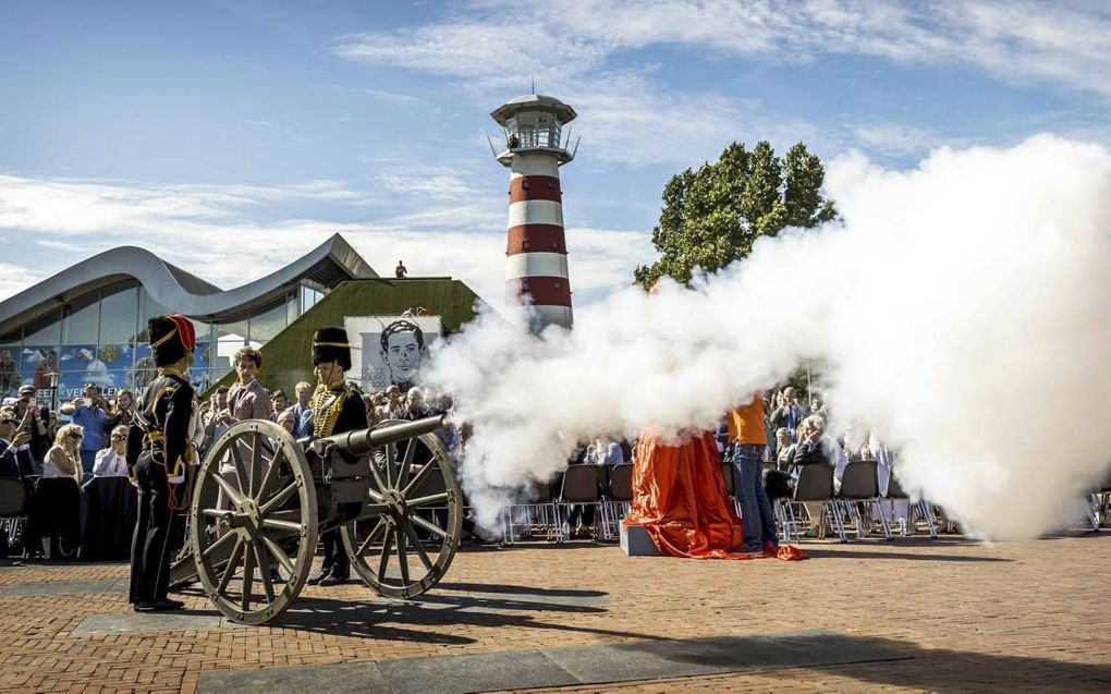 Een eresaluut daverde vrijdag over het plein voor Madurodam, terwijl rechts het oranje kleed van het beeld van George Maduro werd gehaald. Op de honderdste geboortedag van de verzetsheld werden ook de biografie ”Ridder zonder vrees of blaam” en een film g