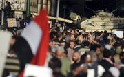 Demonstranten en een tank bij het Tahrirplein in Caïro, januari 2011. beeld EPA, Hannibal Hanschke