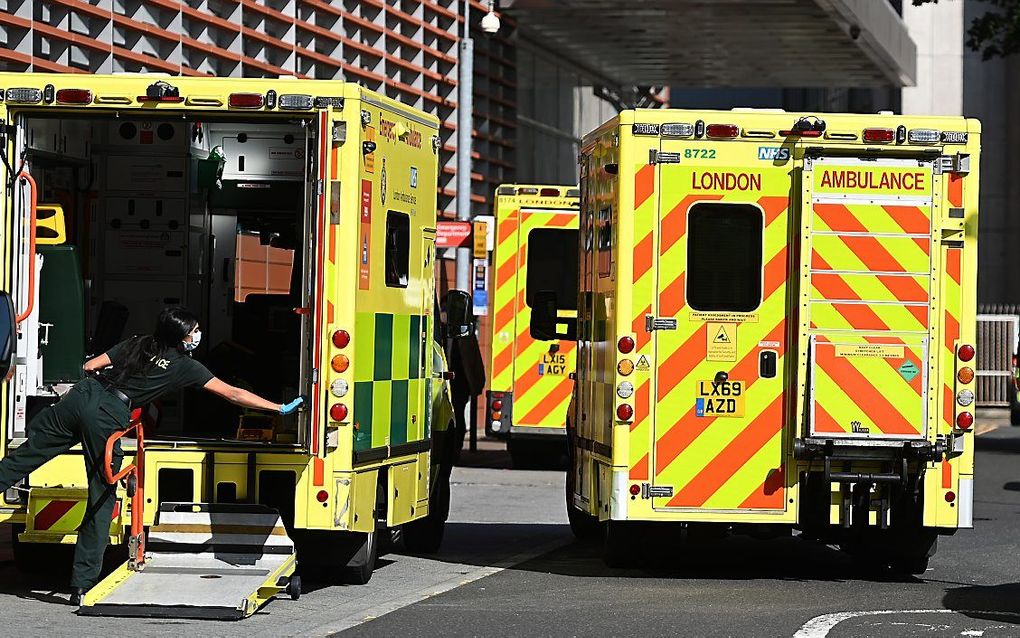 Ambulances bij een ziekenhuis in Londen. Door het hoge aantal coronabesmettingen in het Verenigd Koninkrijk krijgt het virus alle kans om te muteren, zeggen Amerikaanse commentatoren. beeld EPA, Andy Rain