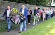 In concentratiekamp Neuengamme komt een monument dat herinnert aan twintig jongens en mannen die daar om het leven kwamen na eerder bij een razzia in Staphorst te zijn opgepakt. Foto: herdenking van de razzia in Staphorst vorig jaar in het kamp bij Hambur