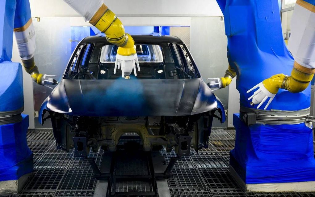 Volkswagens worden nog steeds het meest verkocht. Foto: een robot spuit een Volkswagen-carrosserie in de fabriek in Wolfsburg.  beeld AFP, John MacDougall