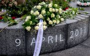 Bloemen en kransen bij het monument ter nagedachtenis aan de slachtoffers in Alpen aan de Rijn. beeld ANP