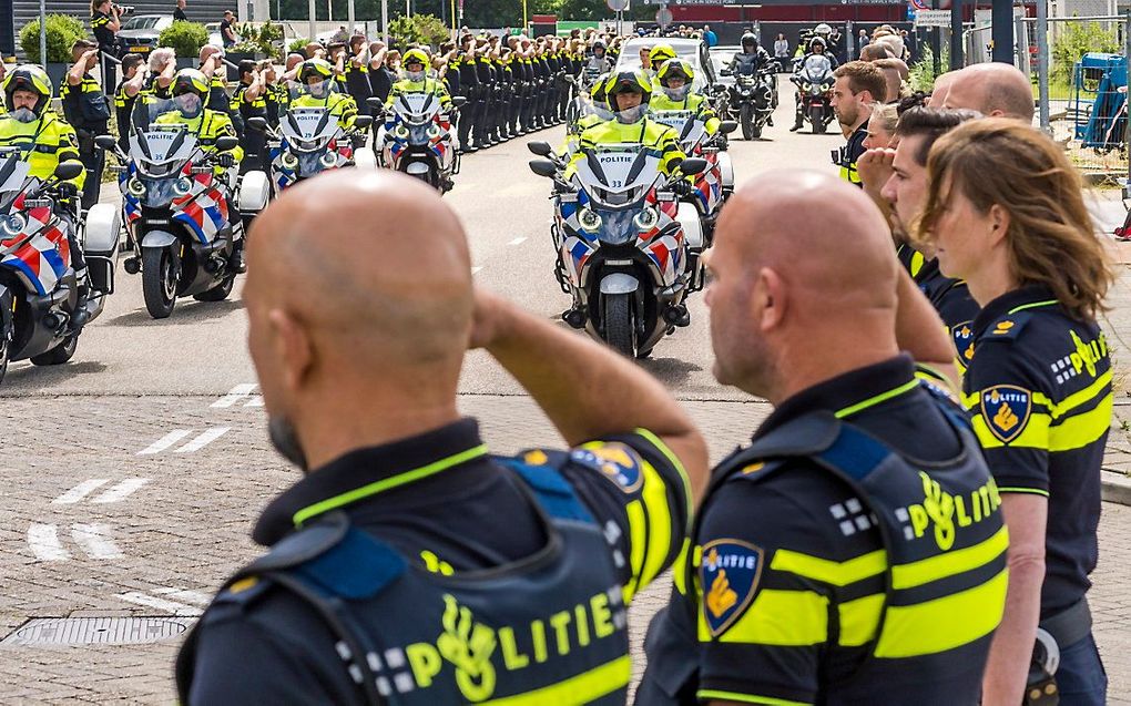 Agenten vormen een erehaag voor hun collega Arno, die om het leven kwam na een aanrijding door een vrachtwagen in het Waalhavengebied. beeld ANP LEX VAN LIESHOUT