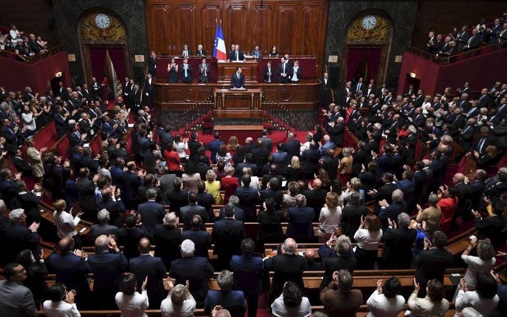 De Franse president Emmanuel Macron sprak gisteren aan het begin van zijn termijn het volledige parlement –en daarmee het volk– toe: een novum in de Franse geschiedenis. beeld EPA, Eric Feferberg