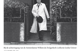 Miskotte bij de achteringang van de Amsterdamse Willem de Zwijgerkerk  (collectie Leidse Universiteitsbibliotheek)