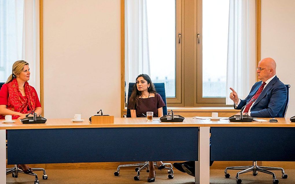 Archiefbeelden van een eerder overleg tussen het CIO (links vertegenwoordigd door secretaris Daniëlle Woestenberg) en minister Grapperhaus (rechts). beeld CIO