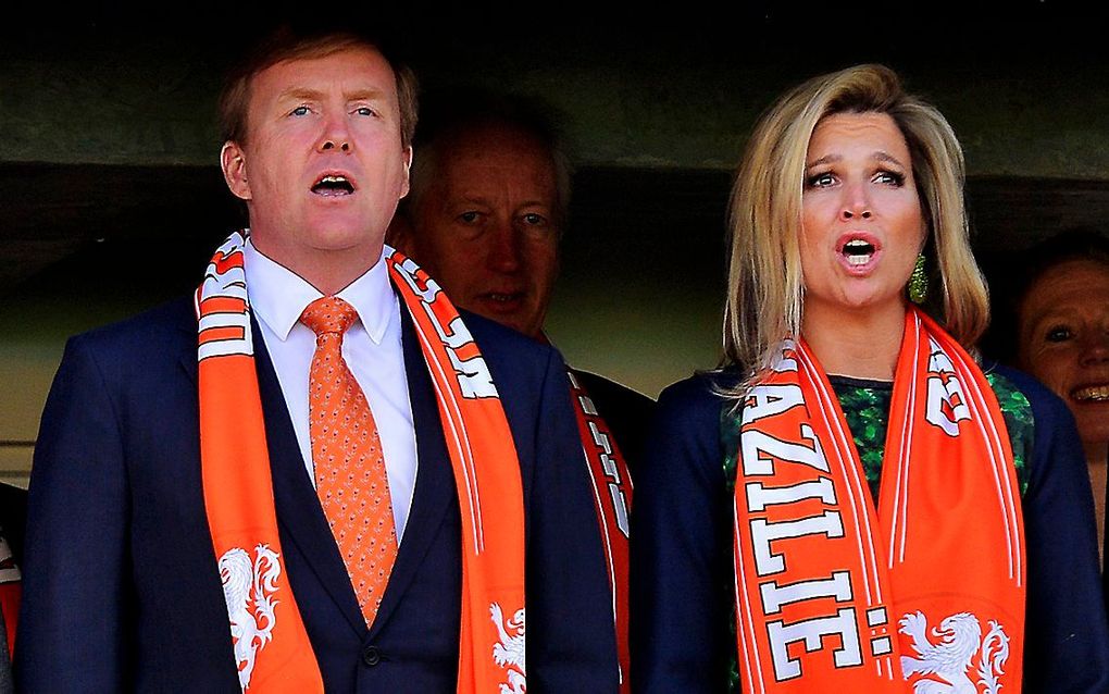 Koning Willem-Alexander en koningin Maxima zingen het Wilhelmus voorafgaand aan een voetbalwedstrijd. beeld ANP