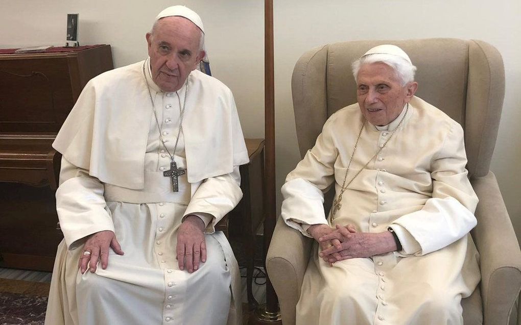 Paus Franciscus (l.) met emeritus paus Benedictus XVI in 2019. Het aantal ontmoetingen tussen de twee nam steeds verder af. beeld Vatican Media