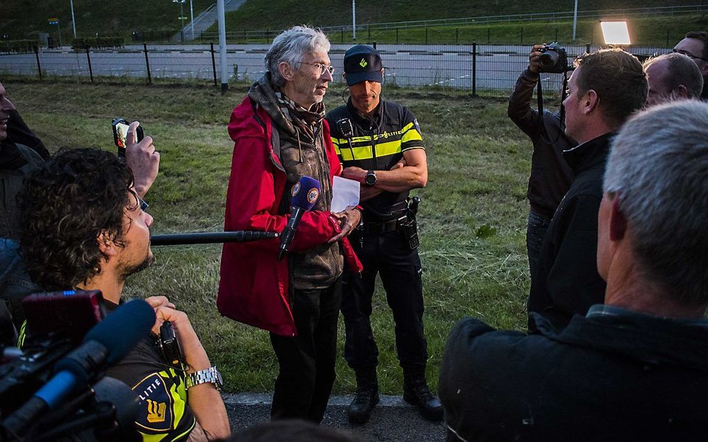 Boeren uit het Gelderse Varsseveld overhandigen in Nijmegen een brief aan Johan Vollenbroek van de natuurorganisatie Mobalisation for the environment (MOB). beeld ANP