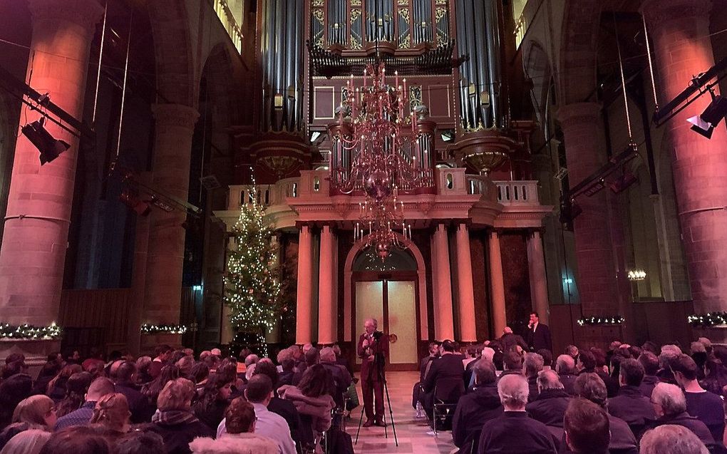 Sander van Marion vertelt de aanwezigen in de Rotterdamse Laurenskerk over de werkzaamheden van concertorganisator Pieter van der Ploeg. beeld www.nieuwjaarsconcerten.nl