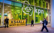Actievoerders maakten voor het hoofdkantoor van KPN in Rotterdam duidelijk dat XS4ALL wat hen betreft moest blijven. beeld ANP