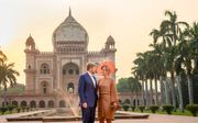 Koning Willem-Alexander en koningin Máxima poseren bij het mausoleum van Safjardung in New Delhi. Het koningspaar brengt een vijfdaags staatsbezoek aan India. beeld ANP