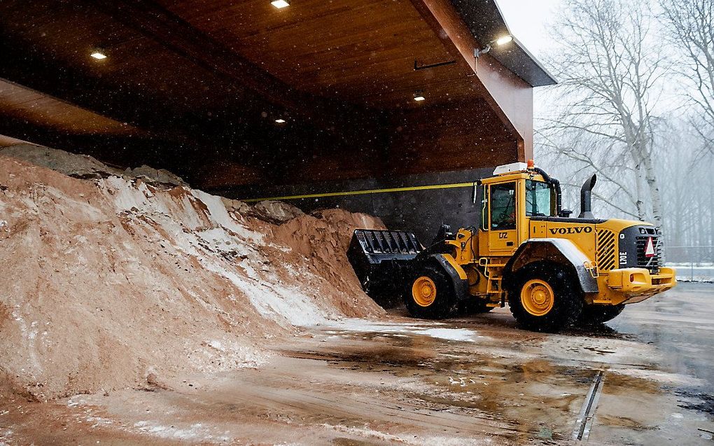 Voorbereidingen op het sneeuwschuiven en zout strooien bij het steunpunt van Rijkswaterstaat. beeld ANP, Robin van Lonkhuijsen