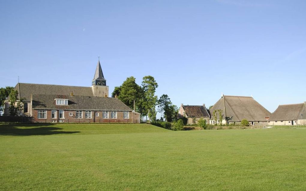 De kloosterkerk met de kloosterschool en de kloosterboerderij in Achlum. beeld Mink de Vries