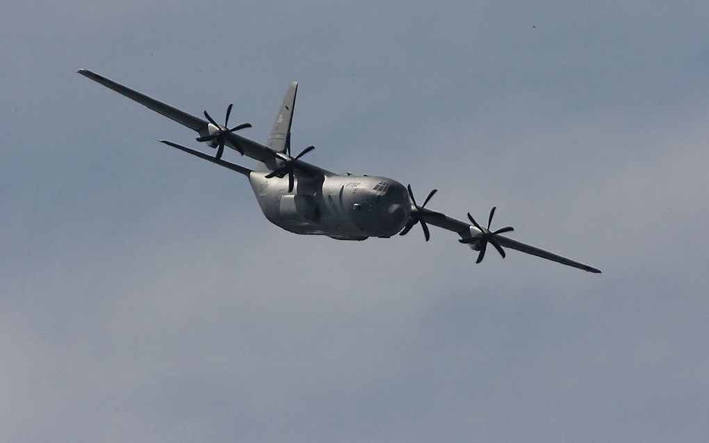 Een Hercules C130 tijdens een vliegshow in Parijs. beeld EPA