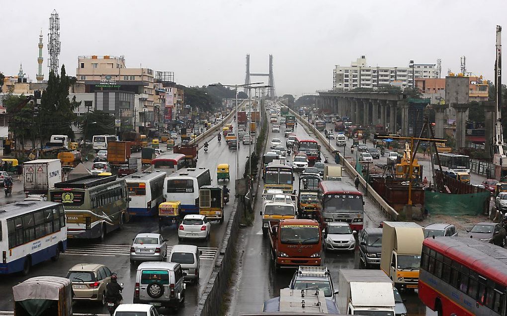 Verkeersdrukte in Bangalore, in de Indiase deelstaat Karnataka. beeld EPA, Jagadeesh