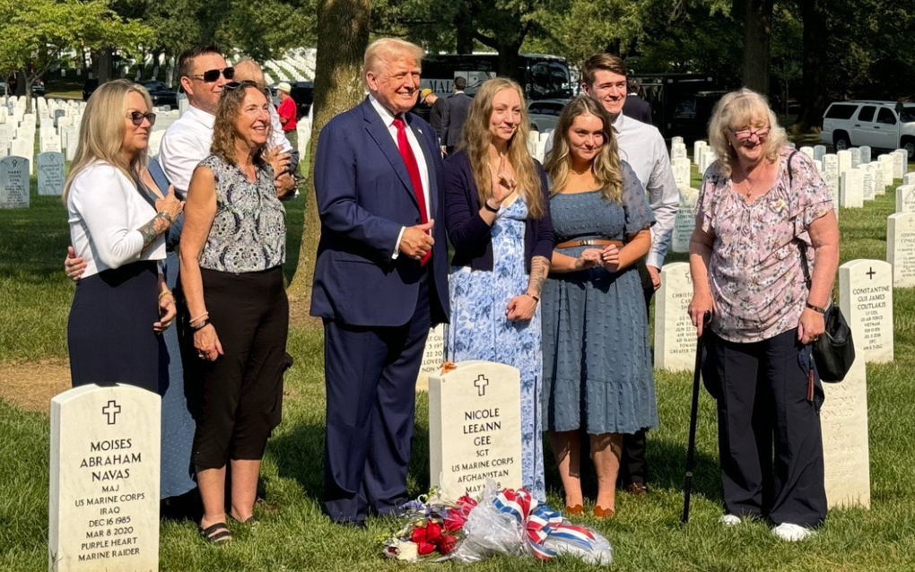 Trump tijdens zijn bezoek aan Arlington National Cemetery. beeld X, @stealthygeek