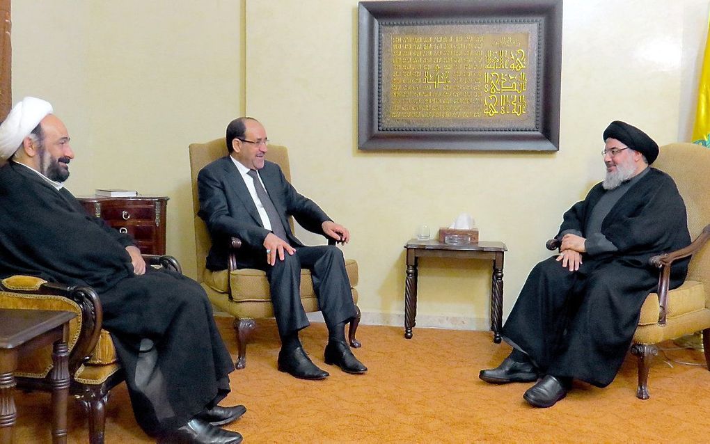 Muhammad Kawtharani (L) in 2014 tijdens een gesprek met Nuri al-Maliki en Sayyed Hassan Nasrallah. beeld EPA