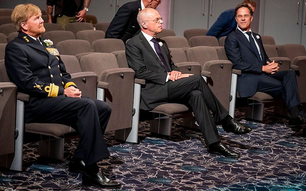 Koning Willem-Alexander, voorzitter van de Eerste Kamer Jan Anthonie Bruijn en demissionair premier Mark Rutte (VLNR) tijdens de Nederlandse Veteranendag in de Koninklijke Schouwburg. beeld ANP JERRY LAMPEN