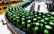 Bierflesjes Heineken over de lopende band in de brouwerij van Heineken. beeld ANP XTRA KOEN VAN WEEL