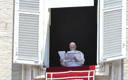 Paus Franciscus tijdens het Angelusgebed vanuit het raam van zijn kantoor met uitzicht op het Sint-Pietersplein in het Vaticaan. beeld EPA, Claudio Peri