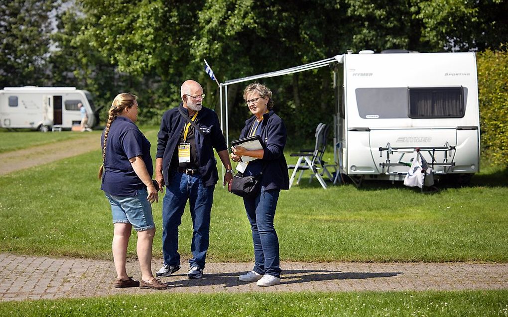 ANWB-inspecteurs in een vakantiepark. beeld ANP, Ramon van Flymen