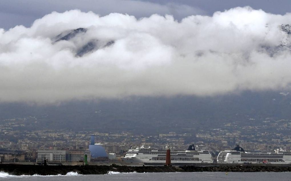 De Italiaanse vulkaan Vesuvius is bedekt met een dik pak sneeuw. De regio kampt met een weerwaarschuwing code oranje.  beeld EPA, Ciro Fusco