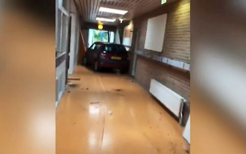 Man rijdt woensdagavond 1 juli school binnen in Grootebroek. Beeld screenshot Youtube