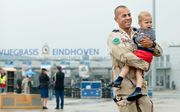 Een militair wordt op vliegveld Eindhoven verwelkomd door zijn kind. beeld ANP, Bart Maat