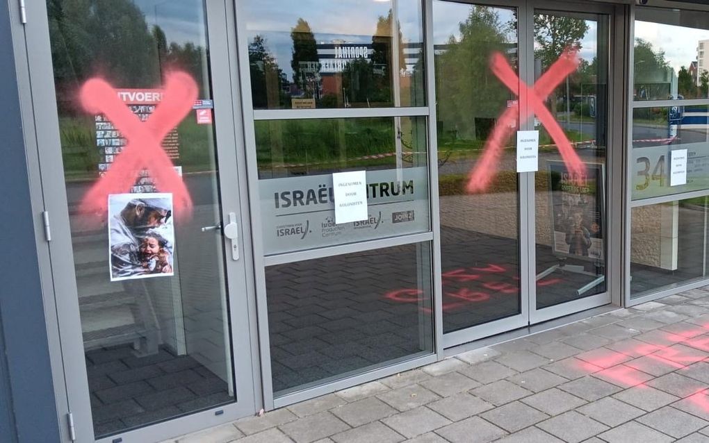 Het pand van het Israëlcentrum in Nijkerk is beklad met verschillende rode kruizen. beeld CvI