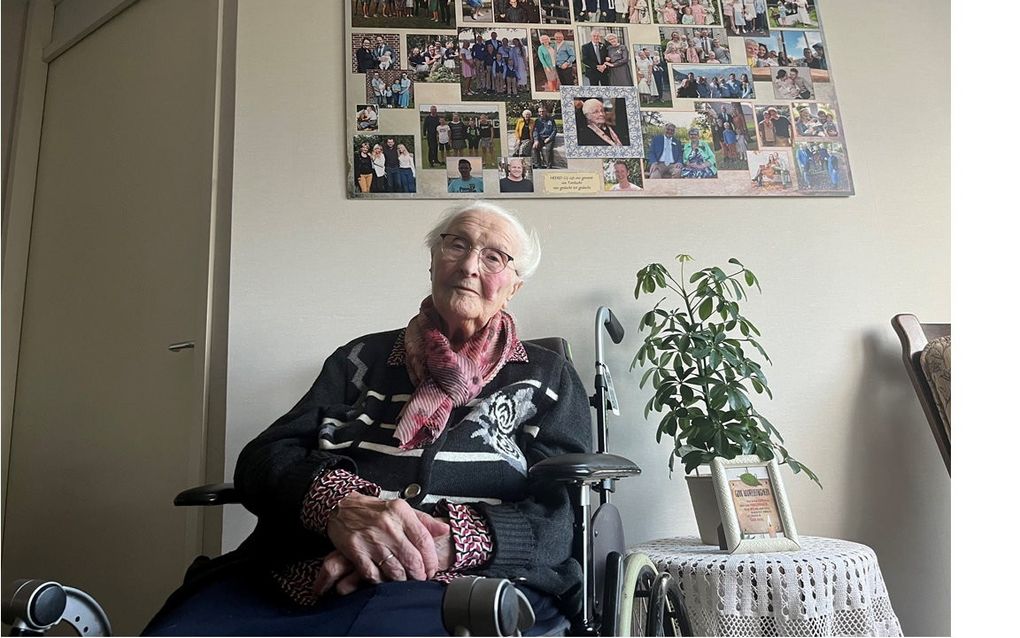 Adriaantje Boer-Korevaar bij de foto’s van haar nageslacht. Zondag werd de inwoonster van Bleskensgraaf honderd jaar. beeld RD