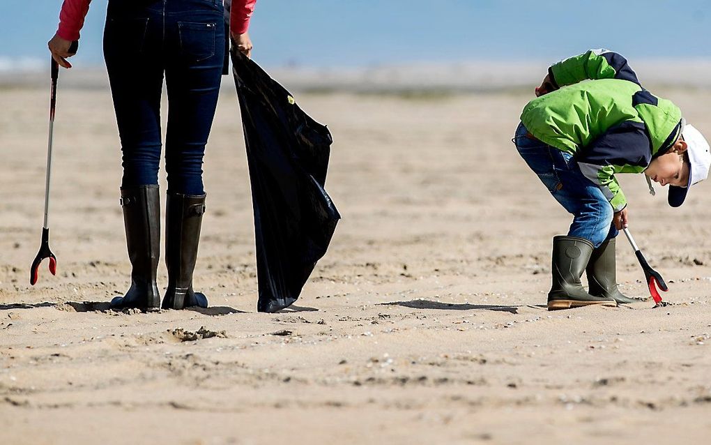 Vrijwilligers maken met Stichting De Noordzee de Nederlandse Noordzeekust schoon. beeld ANP, Koen van Weel