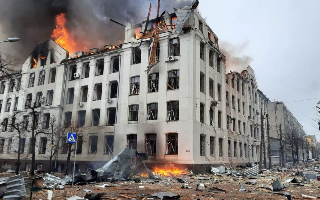 „We staan voor de hemelse Rechter als we bidden voor de machtigen der aarde. Ook als we die machtigen oorlog zien voeren.” Foto: oorlogsravage in de Oekraïense stad Charkov. beeld AFP