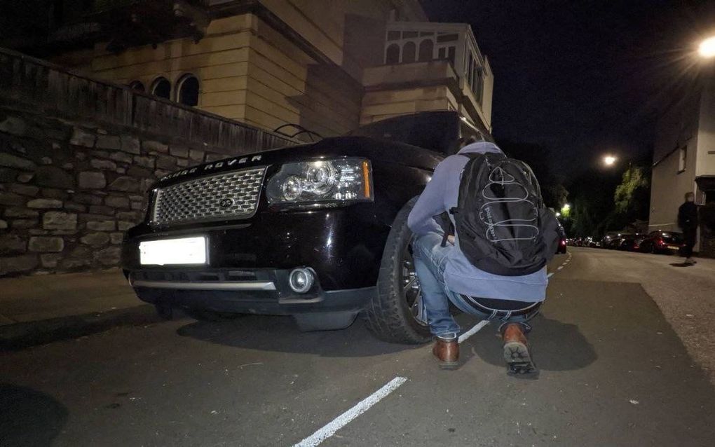 Een activist van Tyre Extinghuisers  liet eerder dit jaar een band van een suv leeglopen in het Engelse Bristol. beeld Tyre Extinghuisers