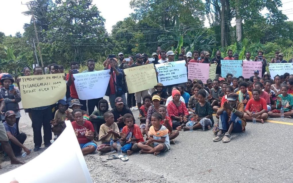 Families demonstreren vanwege de dood van hun geliefden, eind augustus. Vier Papoea’s werden toen vermoord en verminkt aangetroffen. Het Indonesische leger heeft hierin de hand gehad. beeld Jubi