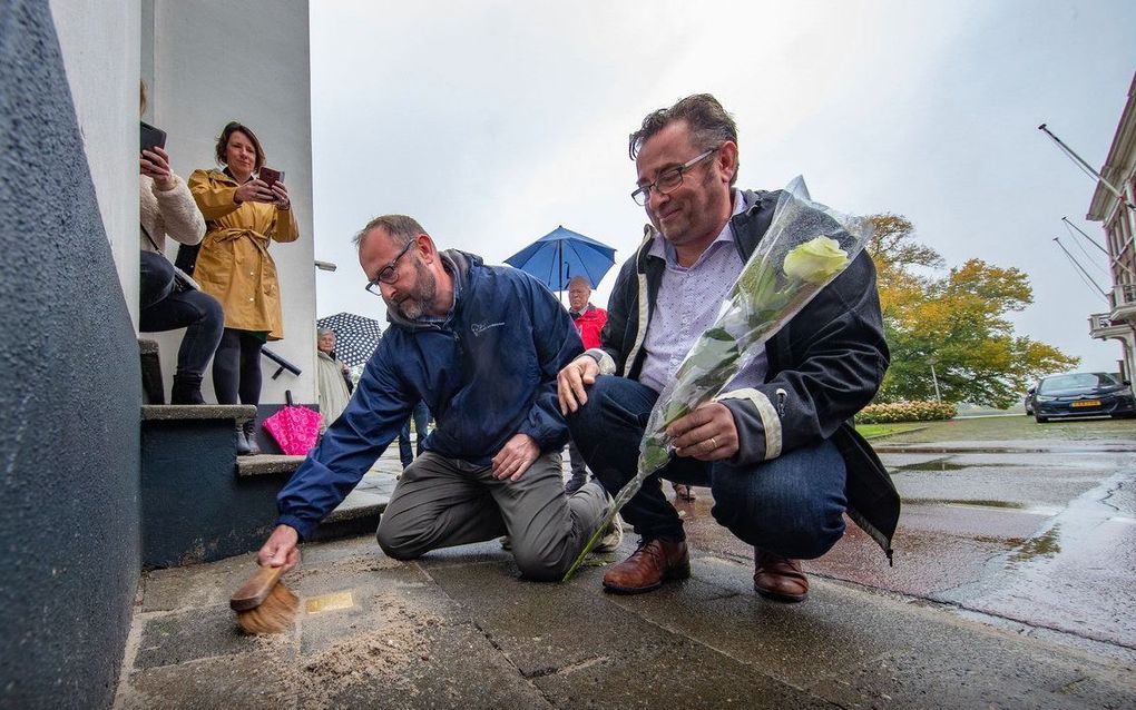 Kleinzoons van omgebrachte Kamper verzetsstrijder Snoep in 2019 bij de onthulling van de struikelsteen. beeld Marco Hulsebos