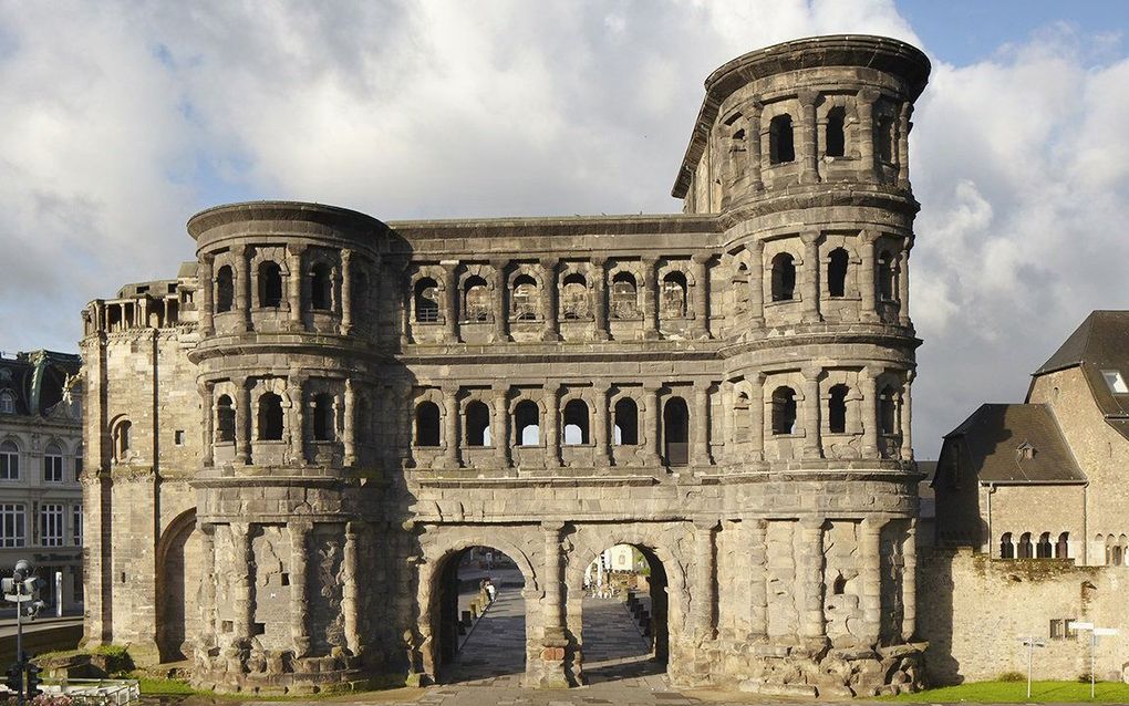 De Porta Nigra in Trier. Minstens vijf keer heeft Athanasius, als verbannen bisschop uit het ver verwijderde Alexandrië, deze poort moeten passeren. beeld Musea Trier