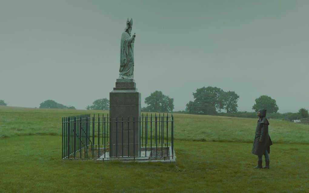 EO-presentator Kefah Allush in Ierland bij een standbeeld van Saint Patrick. beeld EO