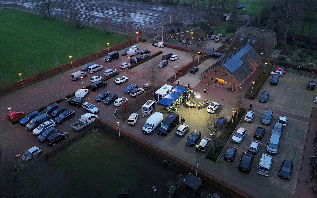 De commandopost van het Coördinatie Platform Vermissingen (CPV) op de parkeerplaats van de gereformeerde gemeente in Nederland te Ederveen, woensdag. beeld CPV