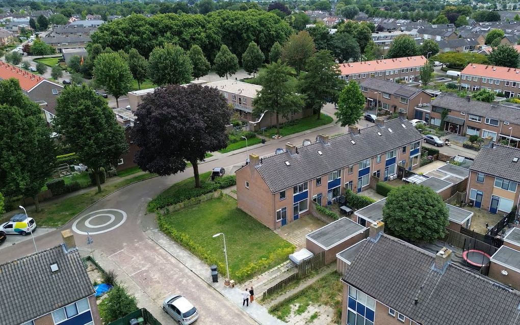 Luchtfoto van de locatie in Elst waar woningcorporatie Vivare drie appartementen gaat bouwen aan de kop van een rijtje eengezinswoningen. beeld Vivare