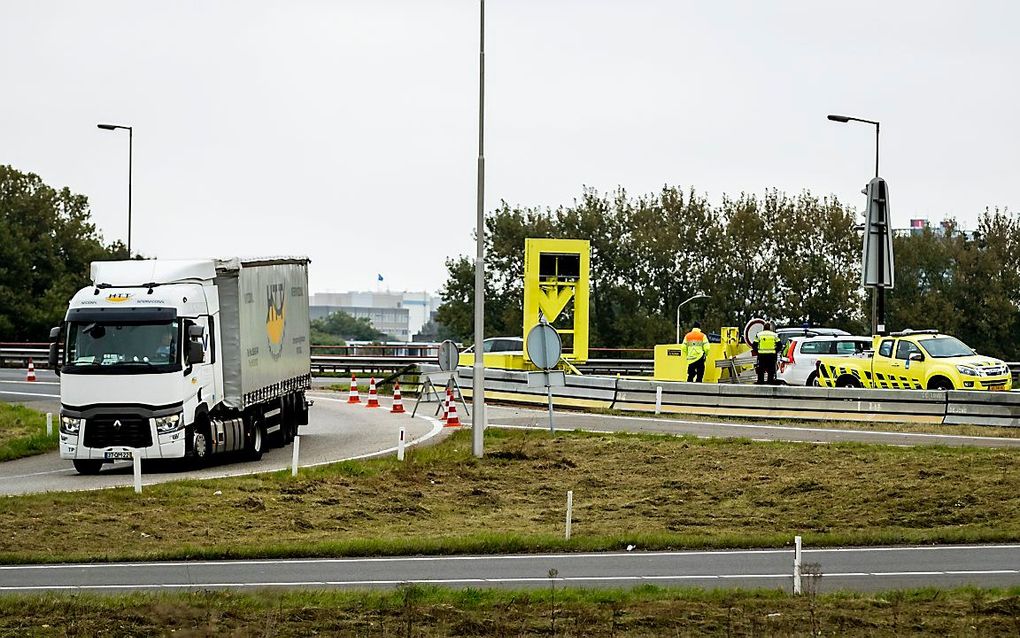 Politie en Rijkswaterstaat handhaven in 2016 het vrachtwagenverbod op de Merwedebrug bij de A27. beeld ANP