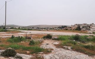 Het landschap van Judea, met rechts het Hasmonese bouwwerk bovenop de "grot van de rode man". beeld Peter van der Geer