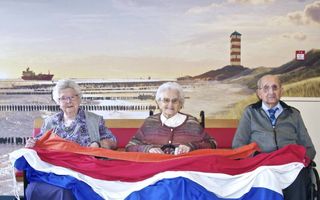 V.l.n.r.: C. Louws-Janse, P. van Horssen-Jongepier en A. Sturm in verzorgingshuis Eben-Haëzer in Middelburg. „Beatrix was echt een koningin voor het volk.” beeld Van Scheyen Fotografie