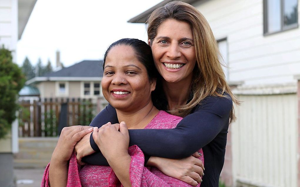 Asia Bibi (l.) schreef, samen met de Franse journaliste en „hartsvriendin” Anne-Isabelle Tollet, de autobiografie ”Eindelijk vrij”.  beeld François Thomas / éditions du Rocher